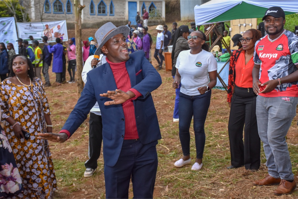 Community members and guests dancing at the Murayas event