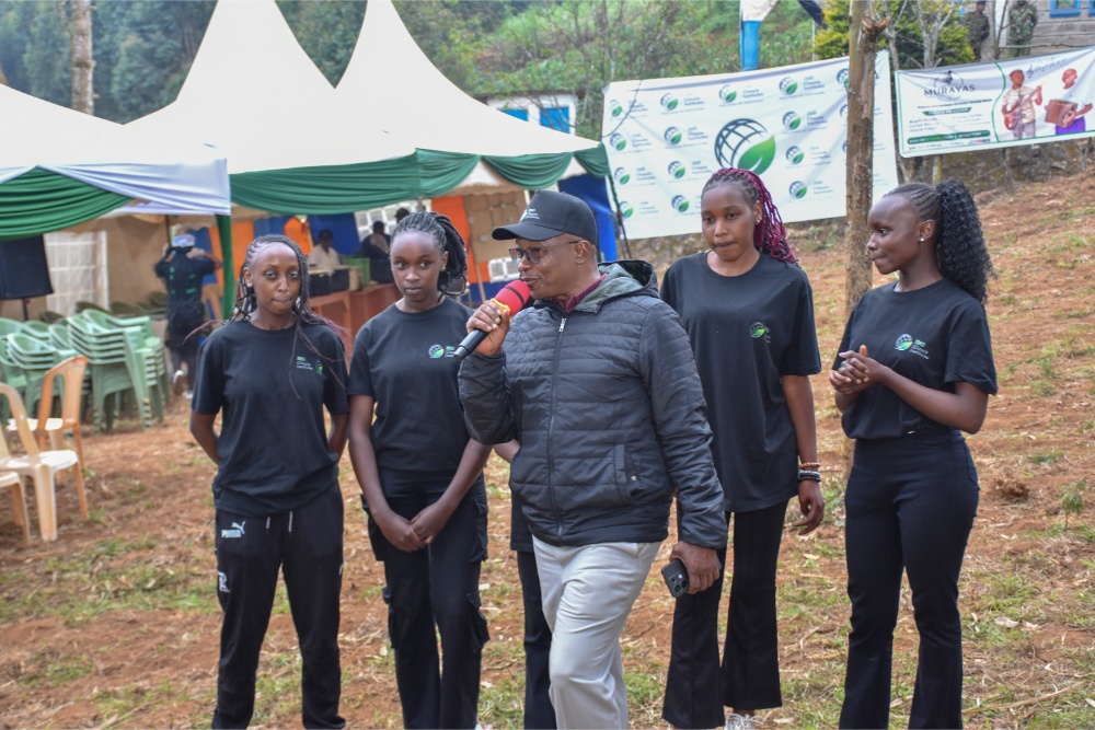 360 Climate Institutes CEO together with students at the Murayas event