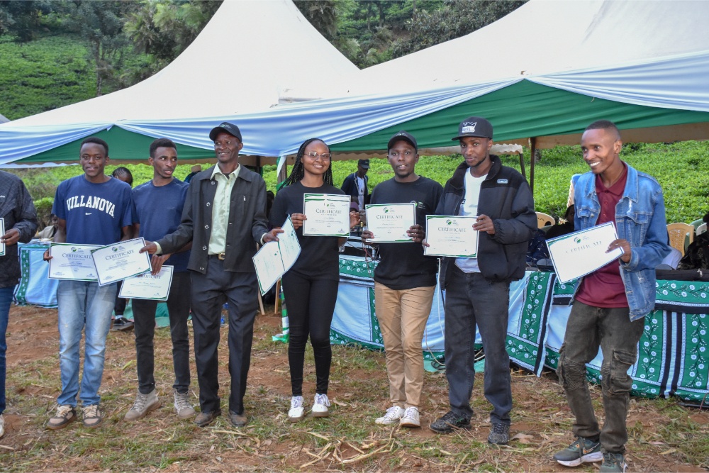 360 Climate Institutes alumni receiving certificates
